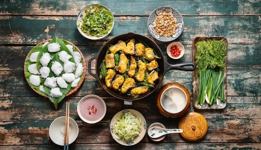 Fish cakes can be eaten with vermicelli to reduce the taste