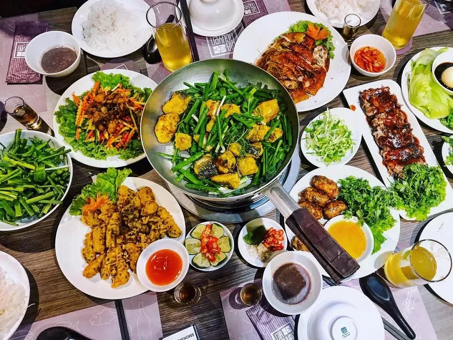 La Vong fish cake is cooked with lots of green onions and dill