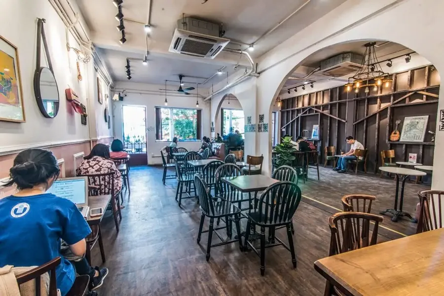 24-hour coffee shops often offer tranquility