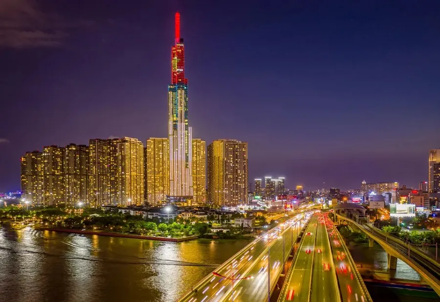 Landmark 81 rực rỡ về đêm