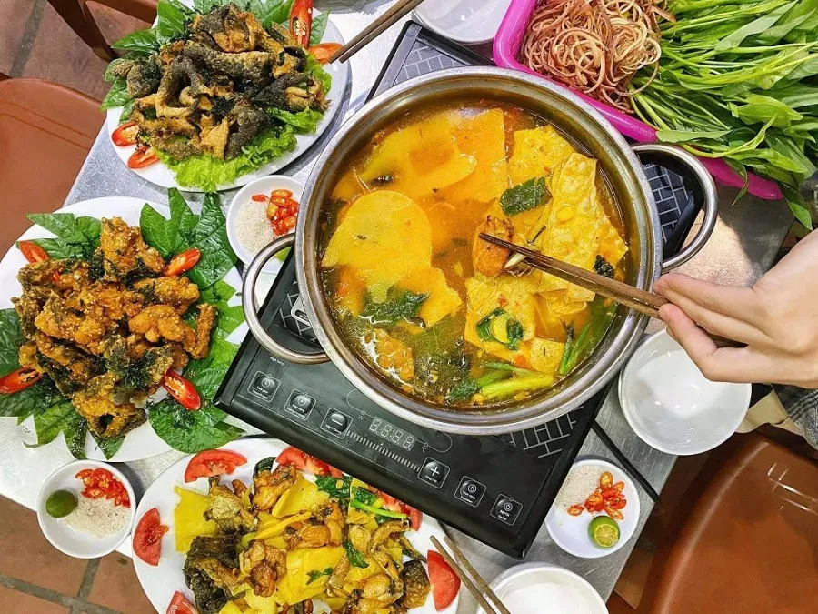 Lẩu ếch măng cay là một sự kết hợp hoàn hảo của hương vị