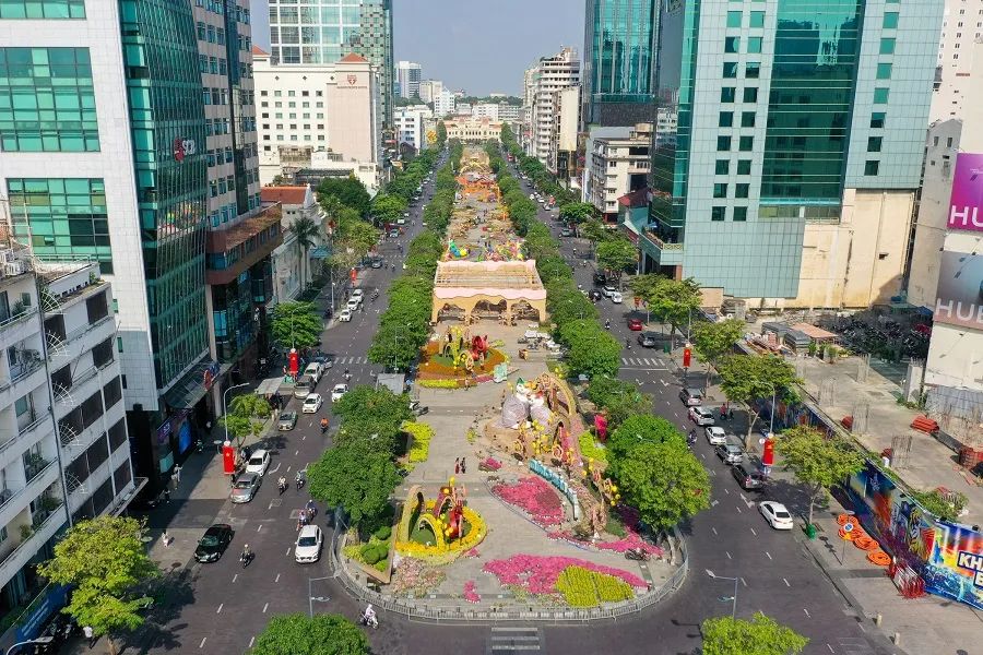 Phố đi bộ Nguyễn Huệ là điểm vui chơi không thể bỏ lỡ