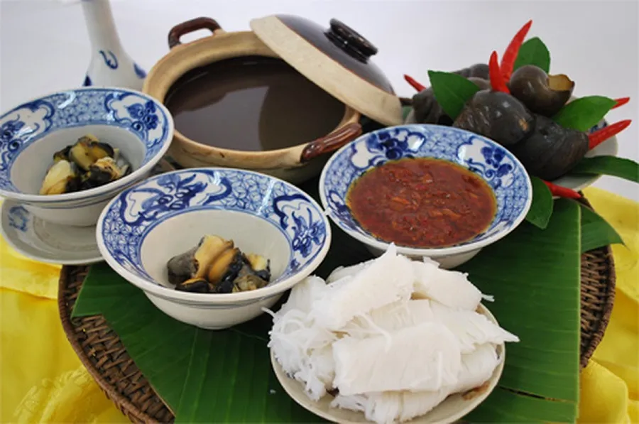 Cold snail noodle soup is strange but also familiar to Hanoi people