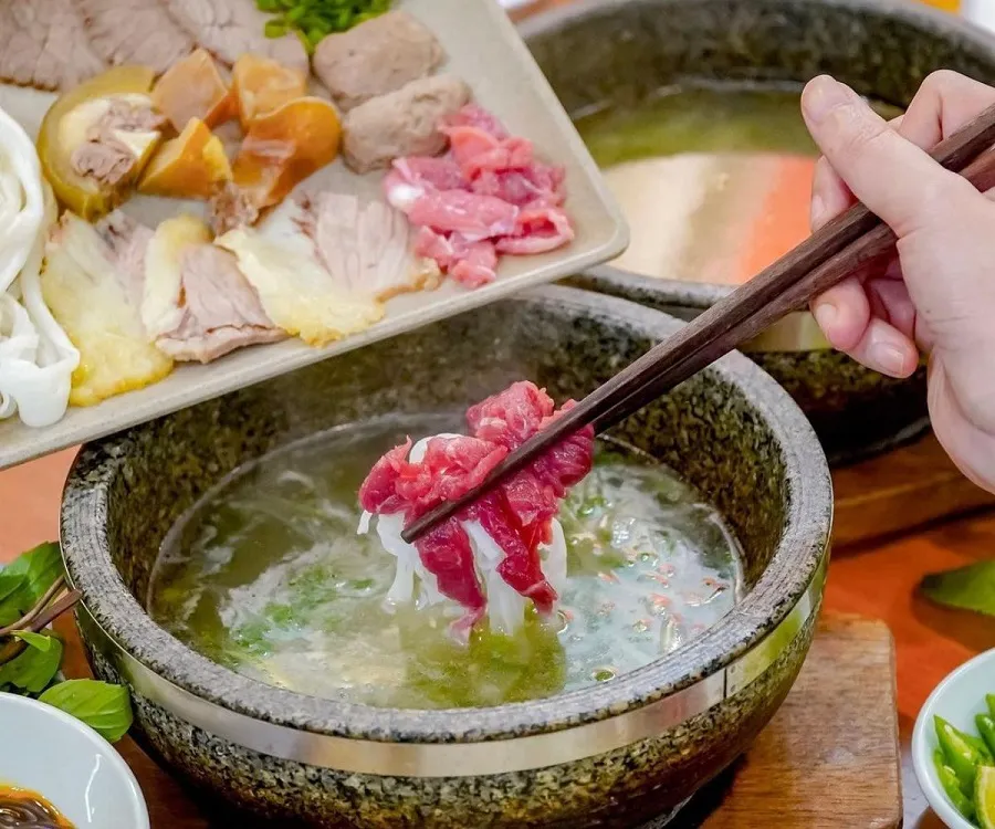 Phở bát đá là một món ăn nổi tiếng được nhiều tín đồ ẩm thực mê mẩn