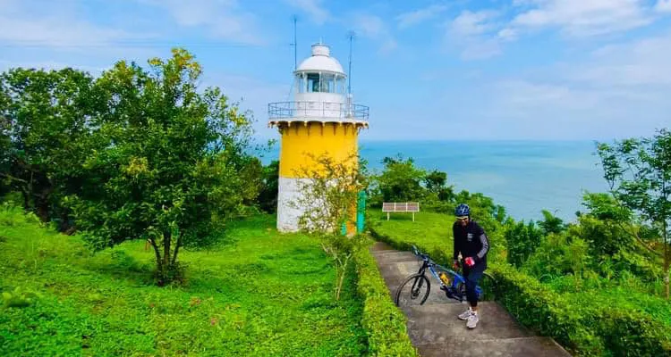 Tien Sa lighthouse is poetic