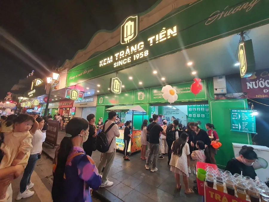 Diners don't mind standing in line to enjoy cool ice cream