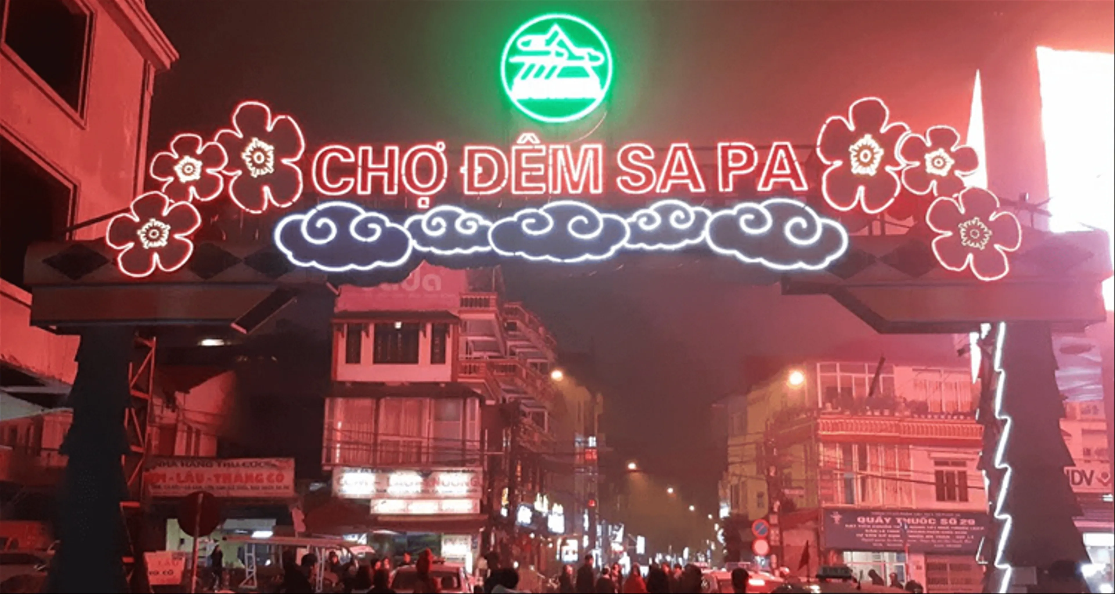 Explore Sapa night market and enjoy delicious dishes at the night market