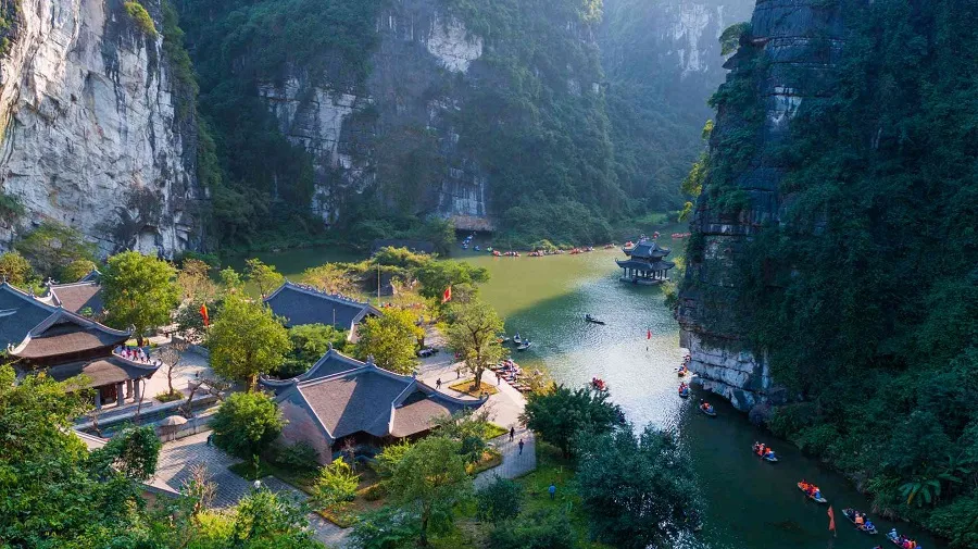 Tràng An luôn là điểm đến hấp dẫn cho du khách đam mê du lịch