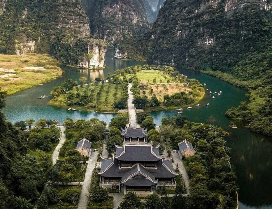 Enjoy the beauty of Trang An from above