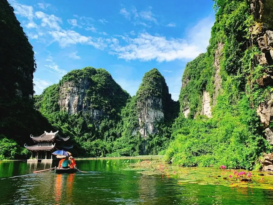 Mặt hồ trong xanh thơ mộng