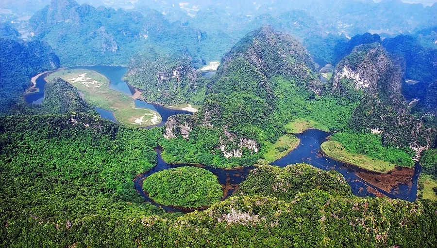 Tràng An qua kiến tạo đã tạo nên khung cảnh thiên nhiên hùng vĩ