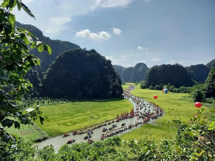 Trang An's green mountains and blue water are full of poetry