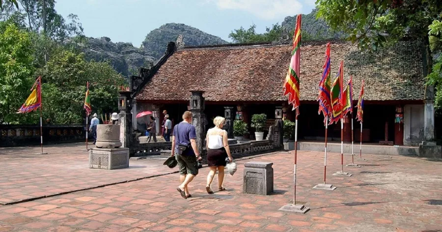 Du khách dễ dàng di chuyển đến Đền vua Đinh và Đền vua Lê bằng nhièu loại phương tiện
