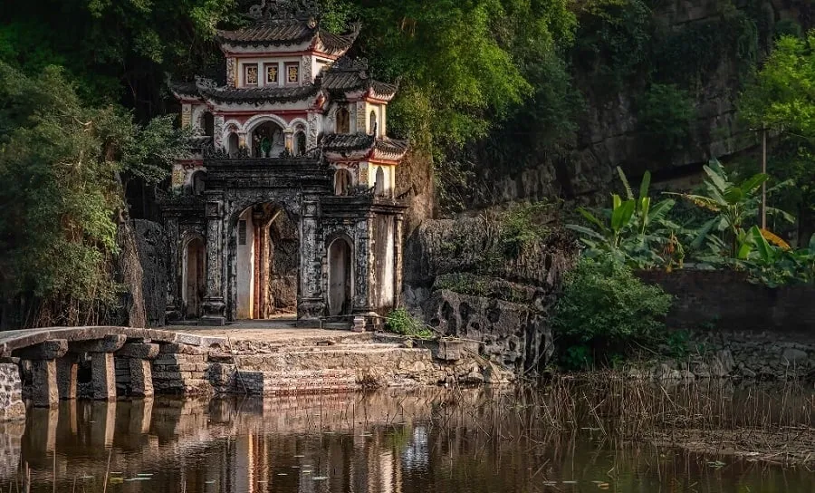 Chùa Bích Động với lối kiến trúc độc đáo