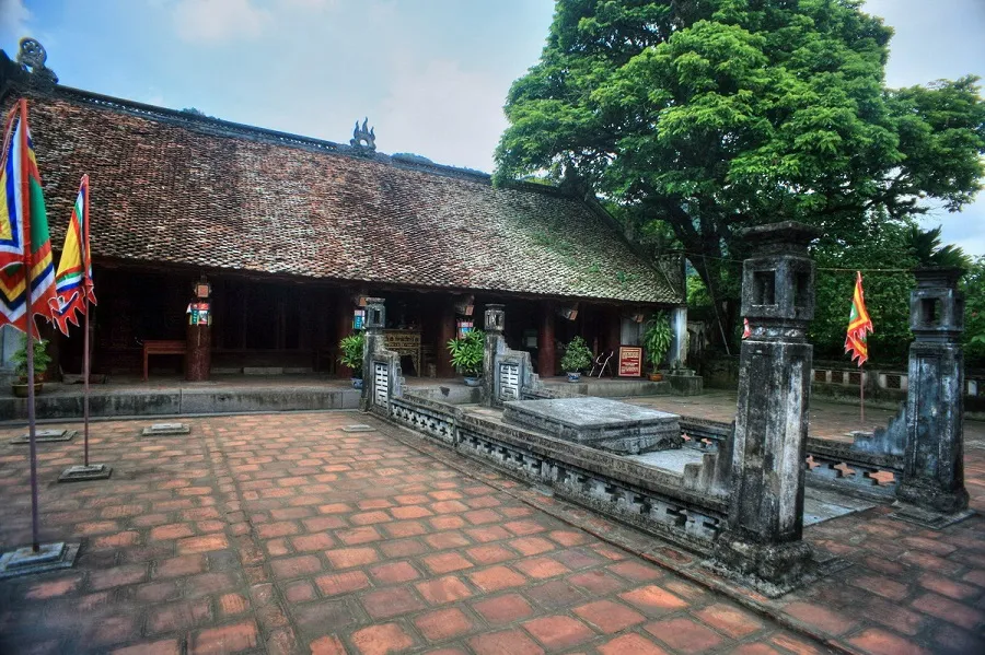 Khoảng sân sớn được đặt long sàng đá