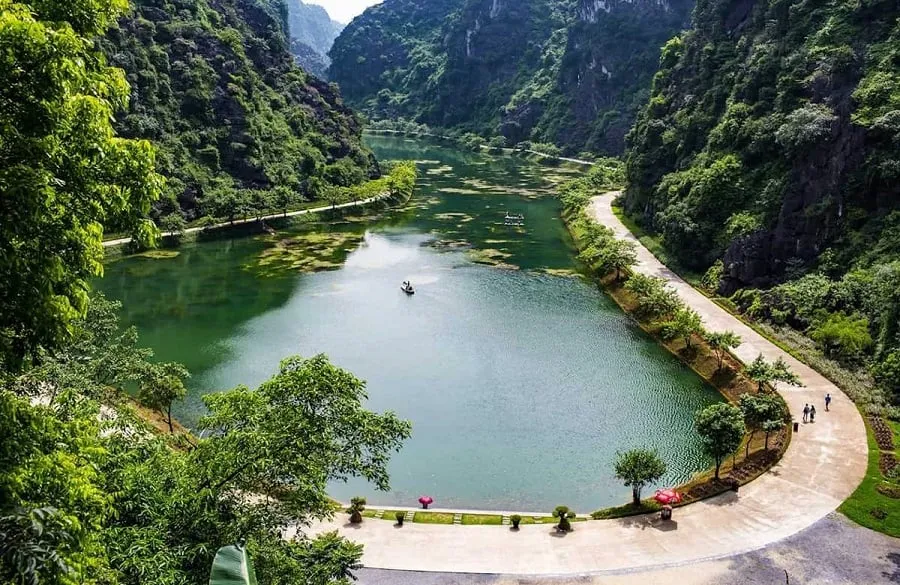 Am Tien Cave has green mountains and blue water