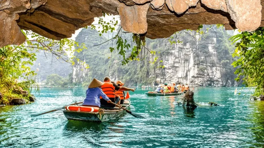 Du khách tham quan được trang bị đầy đủ đồ dùng bảo hộ
