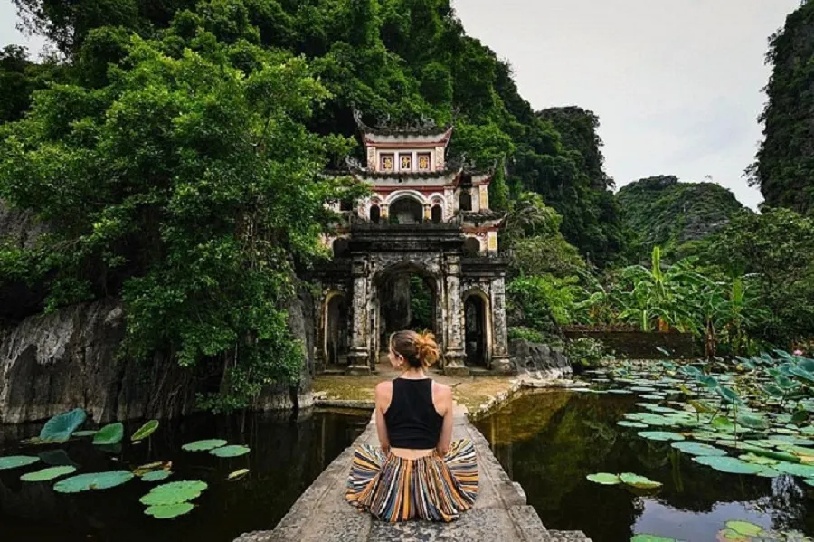 Visit tourist attractions in Thung Nang by boat