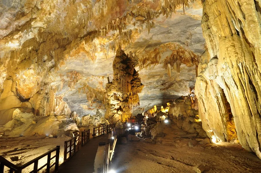 Hệ thống hang động kỳ vĩ lấp lánh