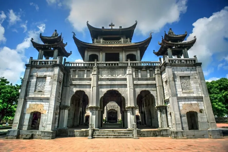Toàn bộ cổng nhà thờ được xây dựng bằng đá