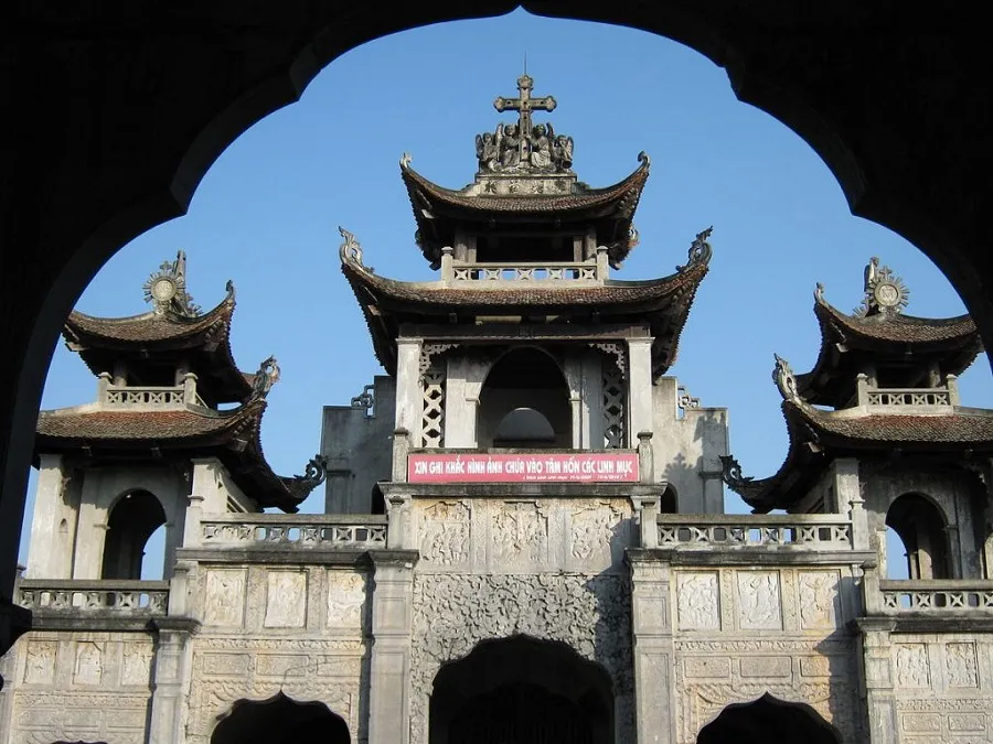 Toàn bộ kiến trúc nhà thờ tạo nên vẻ nguy nga