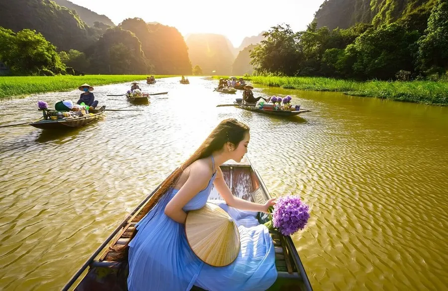 Nắng vàng rực rỡ “tô điểm” thêm cho vẻ đẹp của Thung Nắng