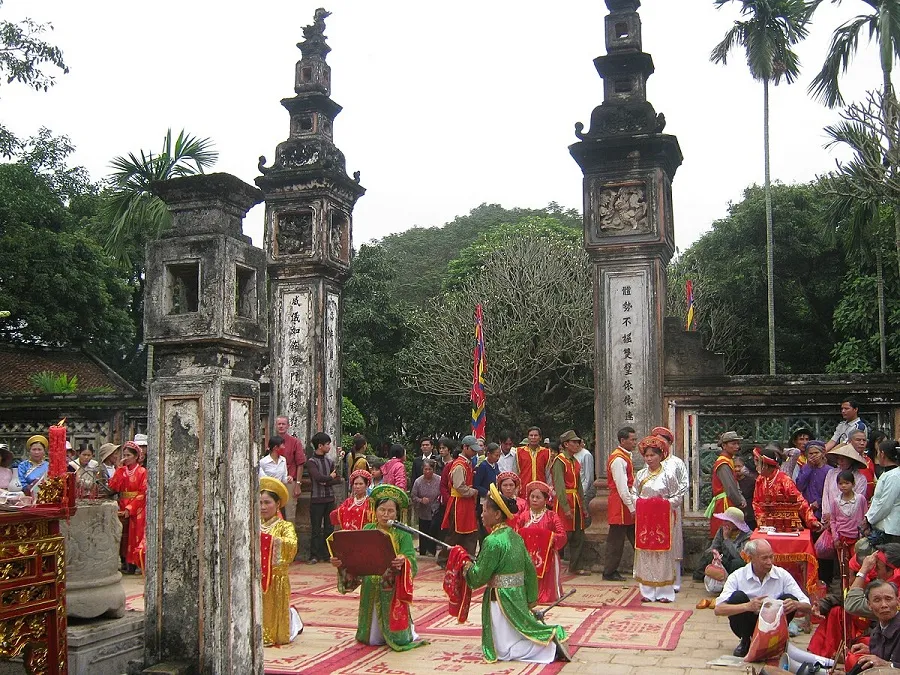 Hoa Lu Festival takes place in Ninh Binh