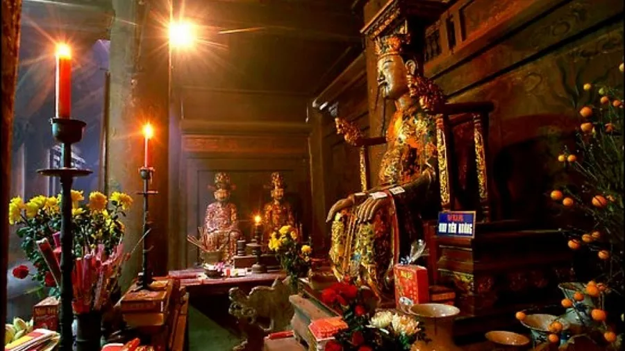 Tượng vua Đinh Tiên Hoàng được đặt tại chính điện