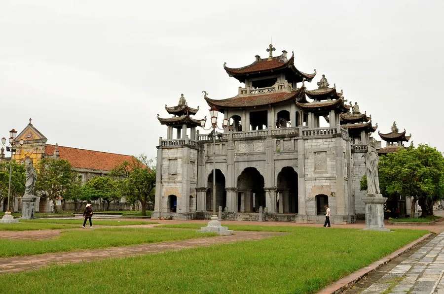 Phát Diệm mang cả nét kiến trúc Đông-Tây