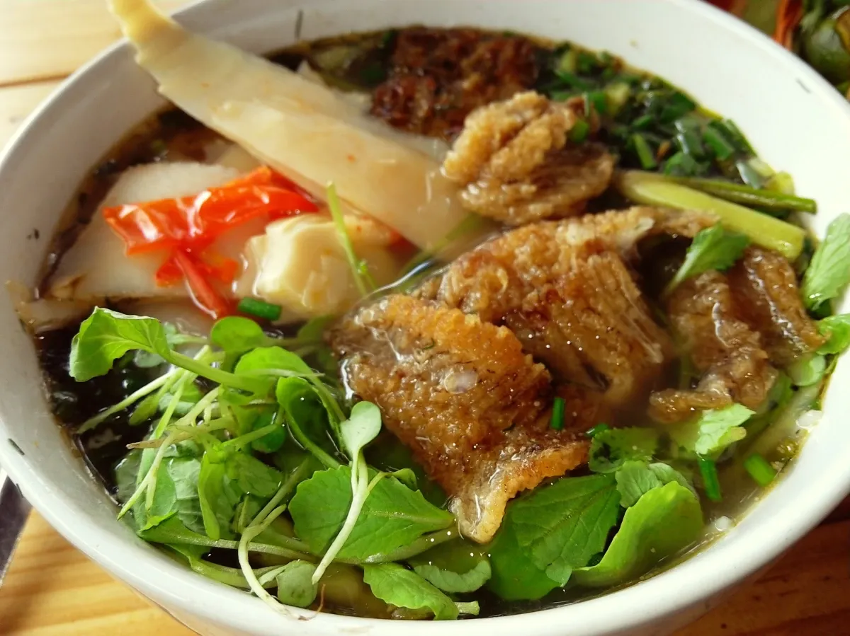 Bánh đa cá rô tại quán Vườn Đào thơm ngon