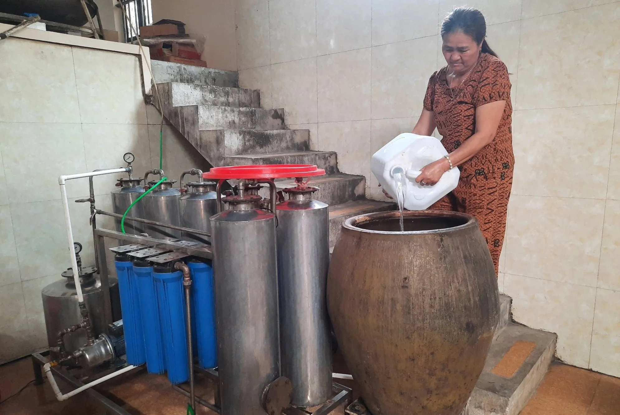 One of the steps to make Kim Son wine