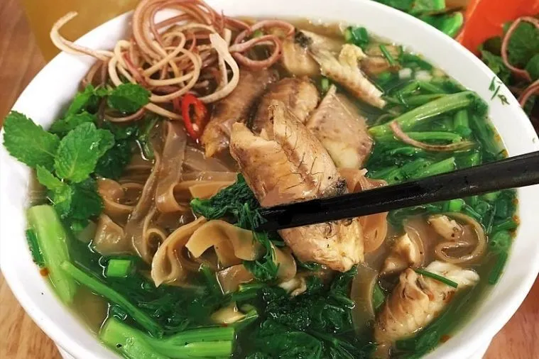 Bánh đa cá rô với nước dùng trong thanh