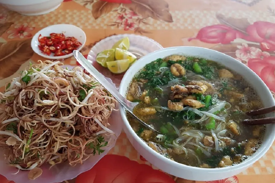 Bánh đa cá rô Ninh Bình được ăn kèm cùng nhiều loại rau giúp làm tăng hương vị
