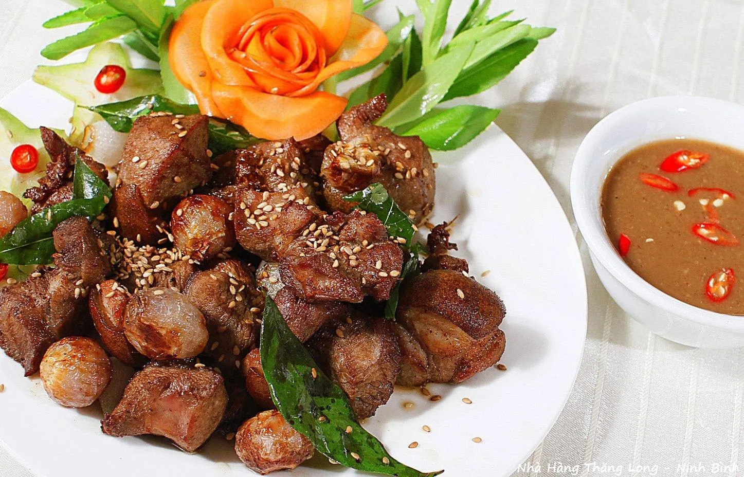 Dê núi nướng với hương vị đậm đà