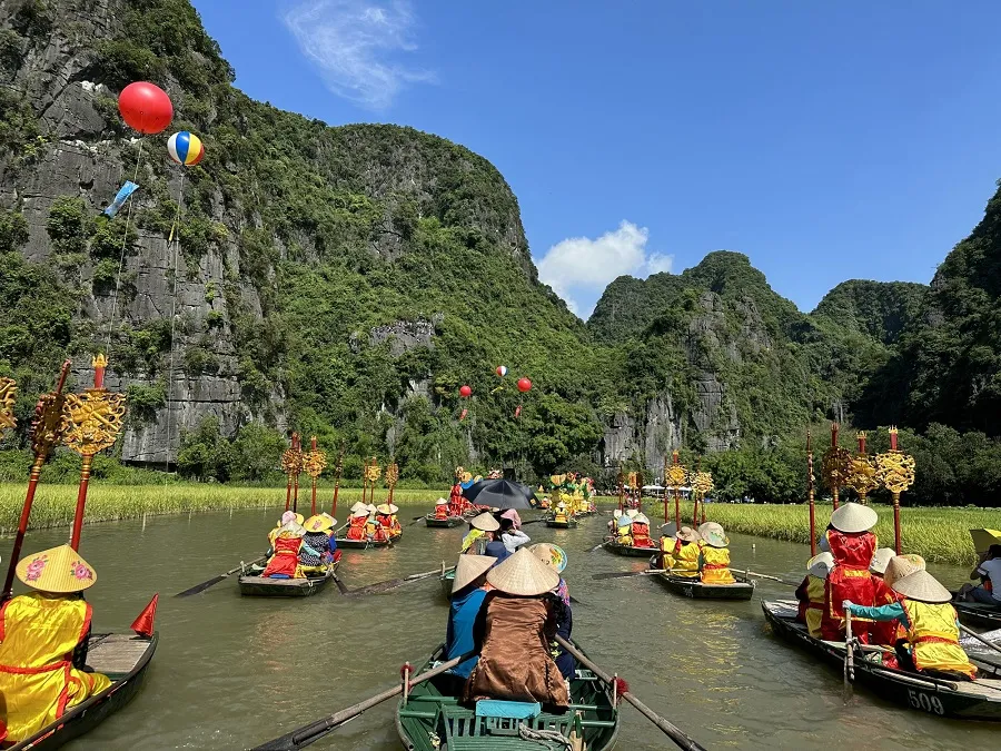 Trang An - Bai Dinh - Hang Mua tour is an attractive choice for tourists