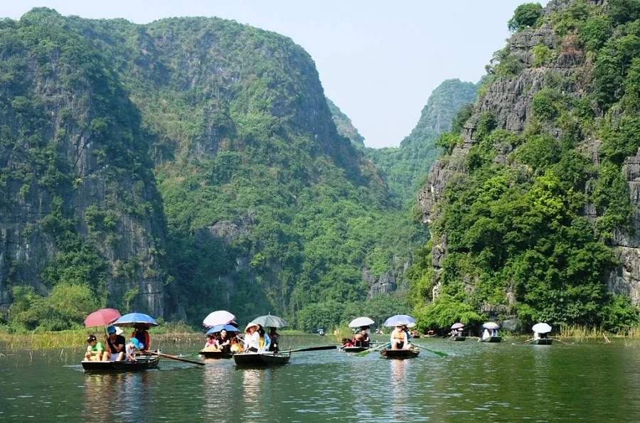 Ghé thăm Tam Cốc Bích Động sau khi đến Đan Viện