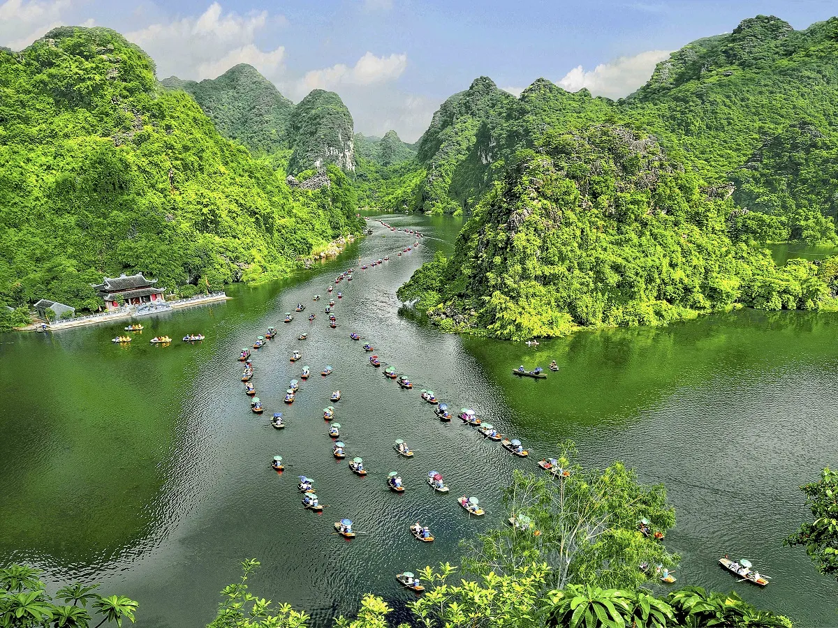 Du khách tham quan Ninh Bình