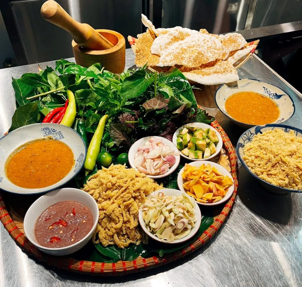 Thưởng thức món gỏi cá Nhệch