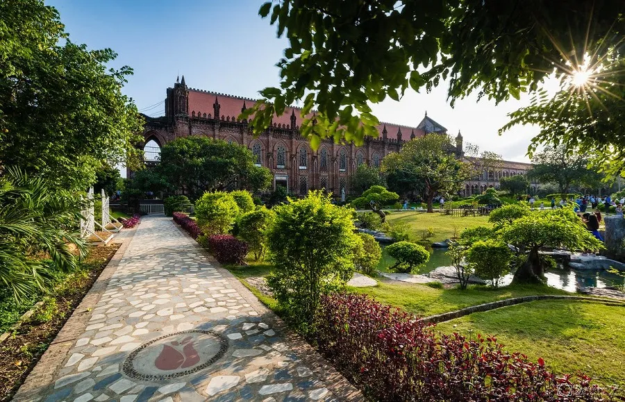 The campus of Chau Son Monastery is as beautiful as a fairy tale