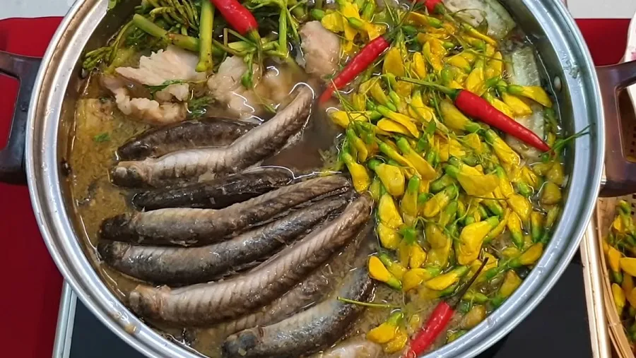 Nhà hàng Vạn Bảo Ngọc được thực khách ghé thăm nhờ món lẩu cá kèo
