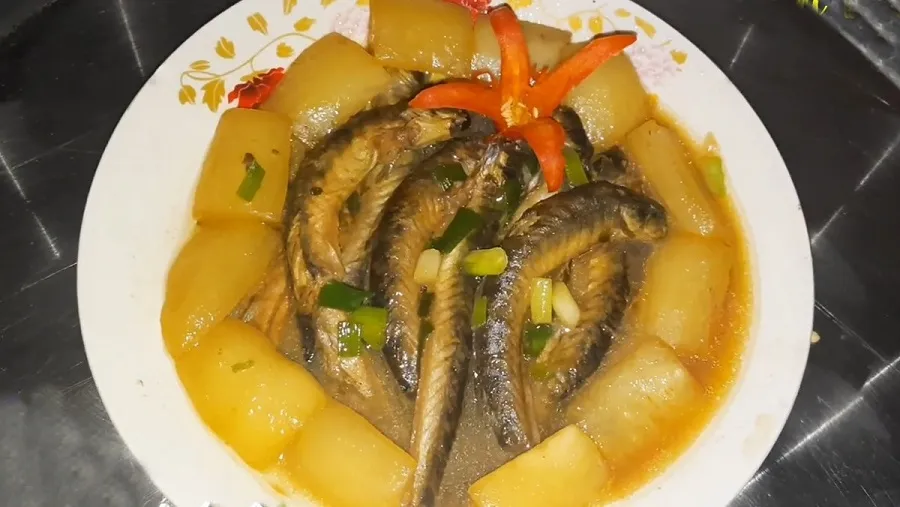 Goby fish braised with radishes helps reduce the feeling of bloating