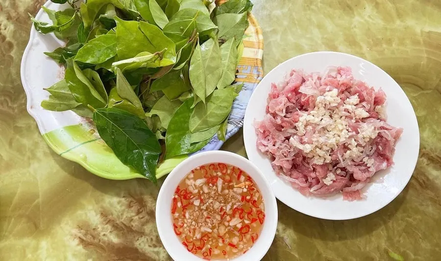 Nem chua Yen Mac is eaten with many types of vegetables
