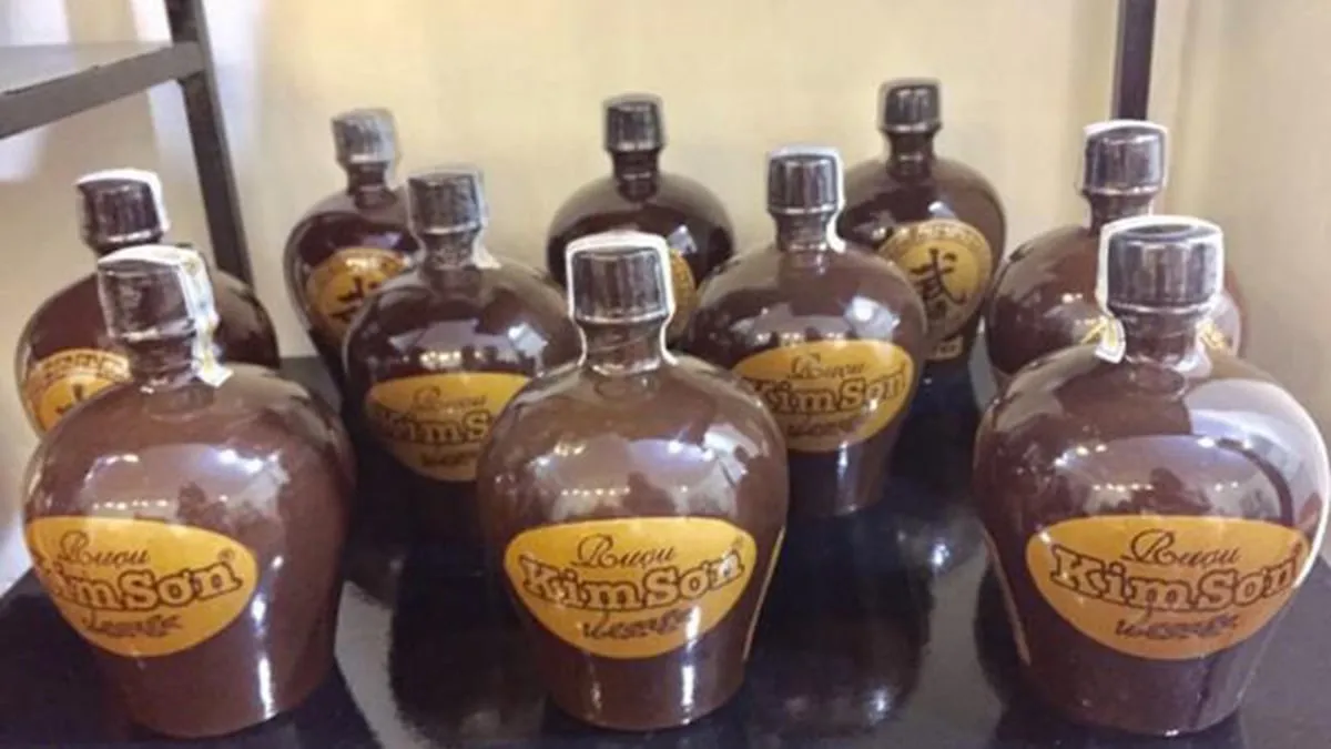 Kim Son wine is chosen to buy as a gift