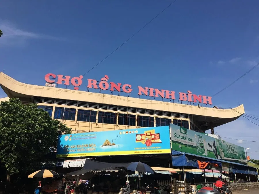 The market opens early and closes in the evening, convenient for tourists to visit