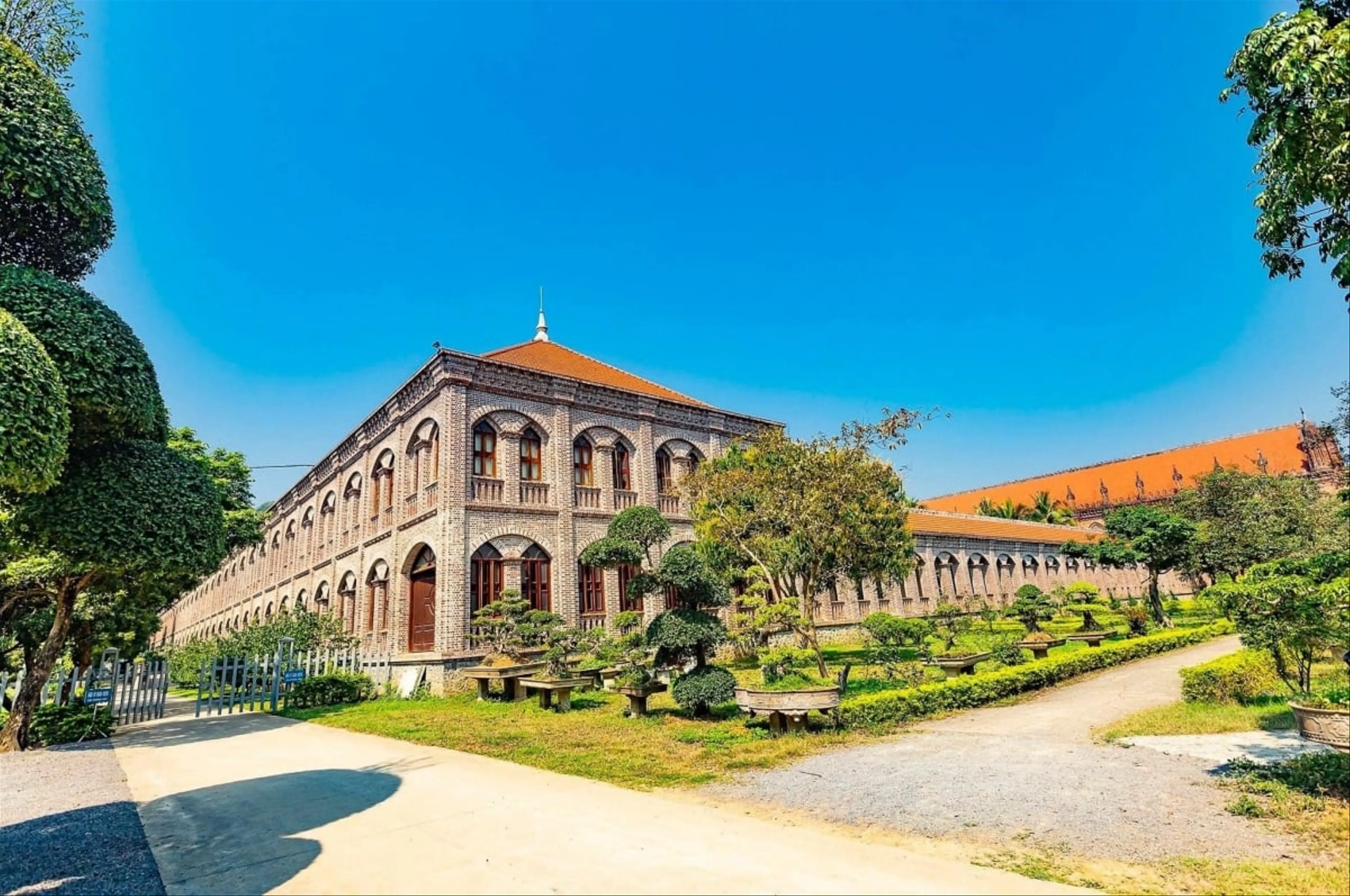 Cẩm nang du lịch Đan viện Châu Sơn từ A đến Z