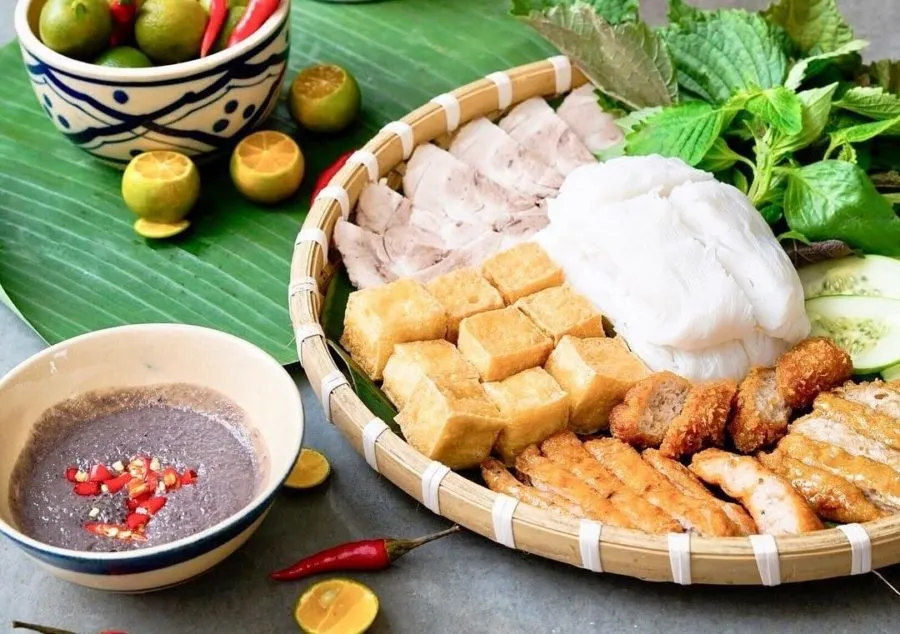 Bún được sử dụng thường là bún tươi được ép thành miếng