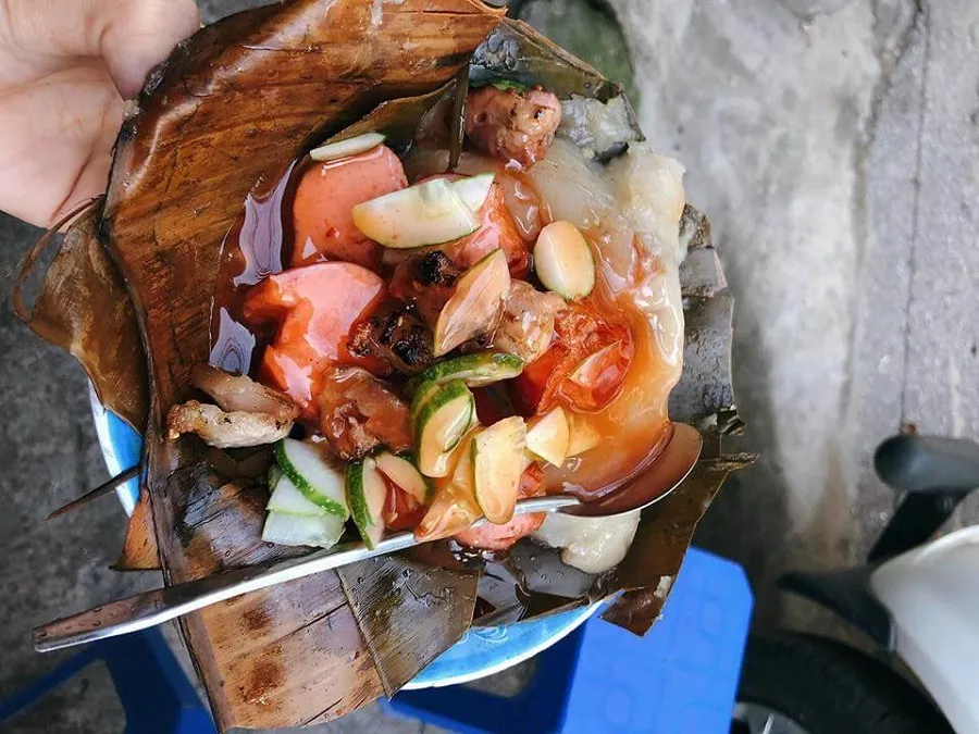 Banh gio is eaten with many other dishes to increase the appeal
