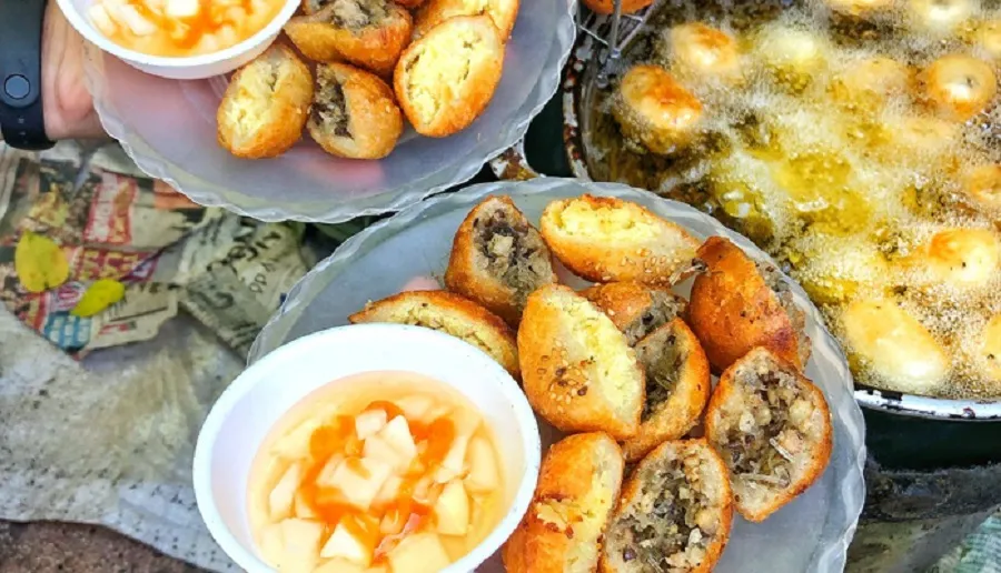 Bánh rán mặn có thể chấm cùng nước mắm chua ngọt