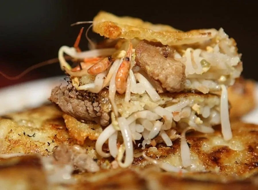 The filling includes shrimp, meat, bean sprouts, and green onions