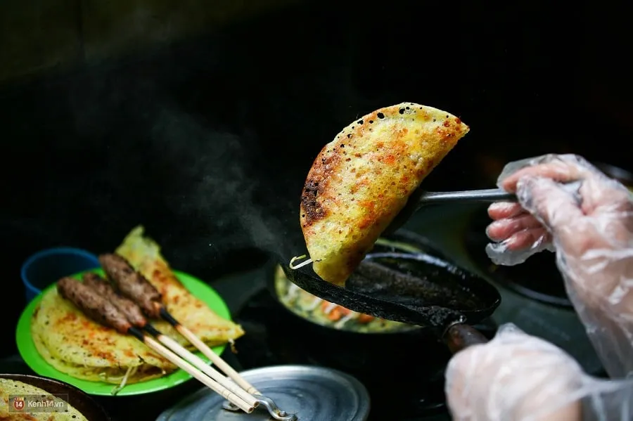 Hot pancakes are fried right on the spot